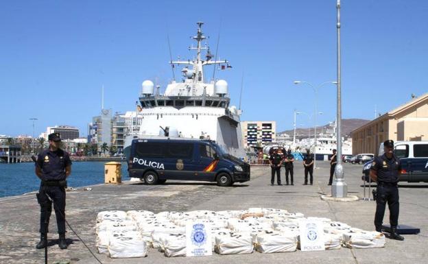 Incautan 1.733 kilos de cocaína en un pesquero en aguas cercanas a Canarias