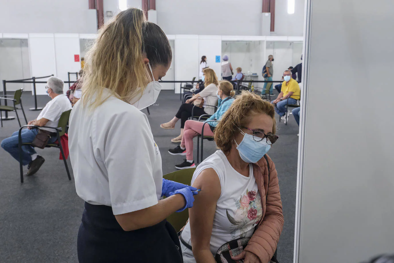 Imagen de archivo de una persona vacunándose en Infecar, Gran Canaria. /cober