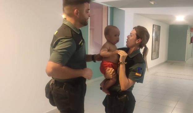 Dos guardias civiles salvan la vida a un bebé de 10 meses en Fuerteventura