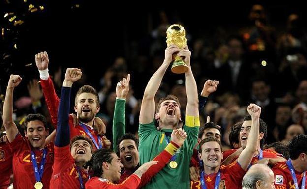 Iker Casillas raises the cup to the sky of Soccer City in Johannesburg.