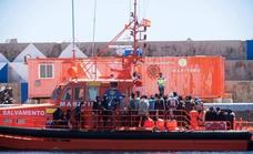 Dos desaparecidos y rescatadas 105 personas de dos embarcaciones en Canarias