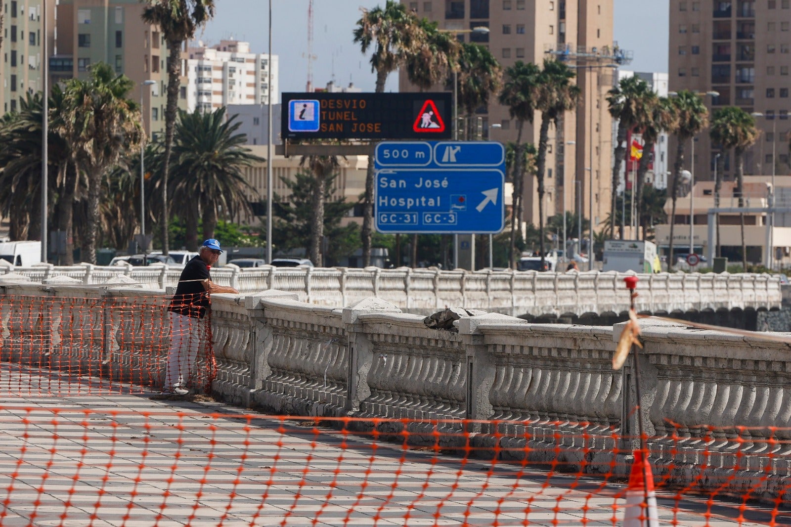 Trabajos de la obra que va a restituir la escollera de la Avenida Marítima