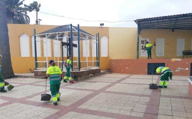 Un dispositivo especial de limpieza actúa en 35.000 metros cuadrados de Caserones Bajos