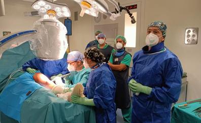 Especialistas en Cirugía Ortopédica realizan en el Molina Orosa el primer alargamiento óseo con clavo intramedular