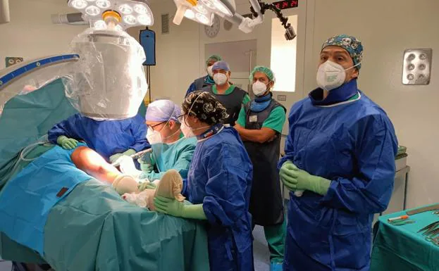 Especialistas en Cirugía Ortopédica realizan en el Molina Orosa el primer alargamiento óseo con clavo intramedular