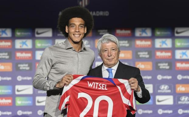 Axel Witsel, together with Enrique Cerezo in his presentation as an Atlético player.