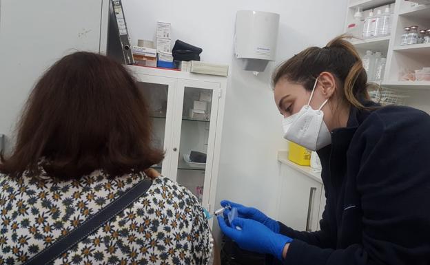 Canarias suma 13 muertes y más ingresos en UCI, pero la incidencia cae por primera vez en un mes