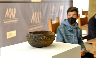 La vasija que encontró Juan, de doce años, se expone ya en el Museo Arqueológico
