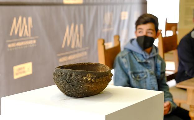 La vasija que encontró Juan, de doce años, se expone ya en el Museo Arqueológico