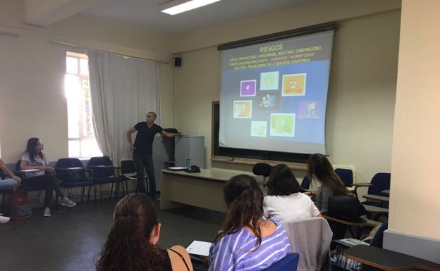 Archive photo of a course taught by Yrichen, along with addiction care, training is another purpose of this type of entity. 