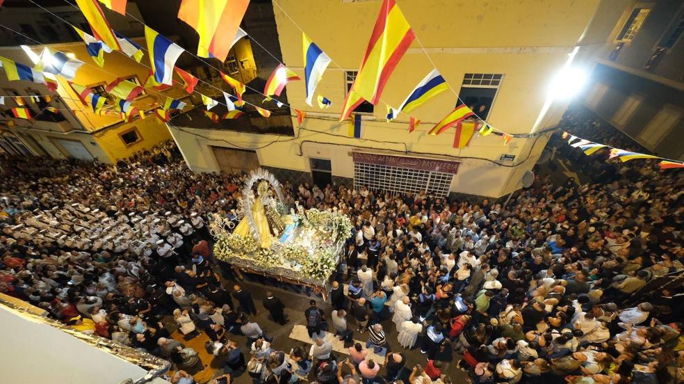 Multitudinaria procesión de la Virgen del Carmen en La Isleta