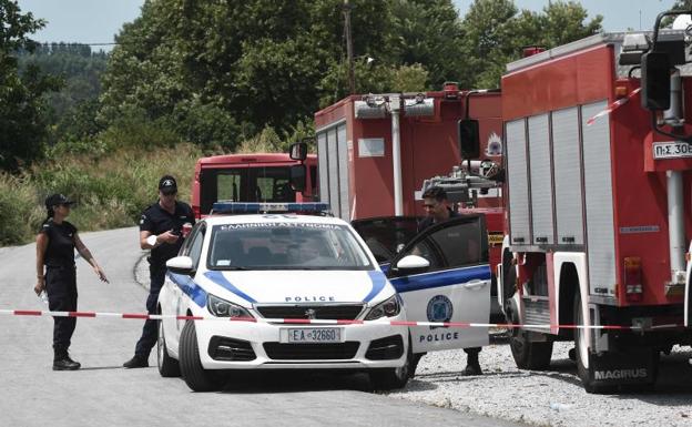 Agentes griegos cortan una carretera próxima al lugar donde se estrelló el avión. /AFP