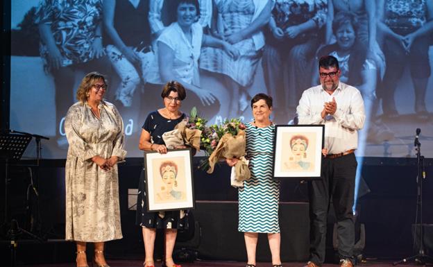 San Bartolomé homenajea las artesanas Juana Silvera y Teresita de León