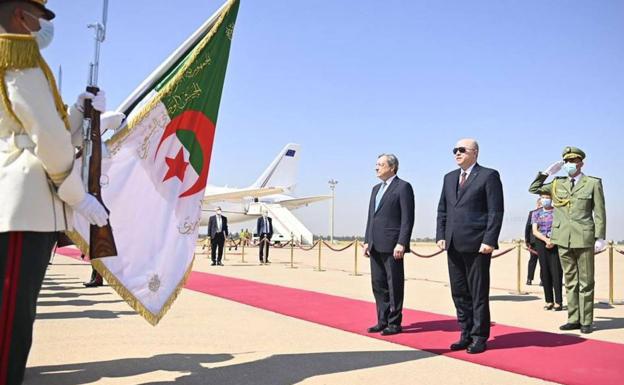 El primer ministro italiano, Mario Draghi, junto al presidente argelino, Abdelmadjid Tebboune, este lunes en Argel