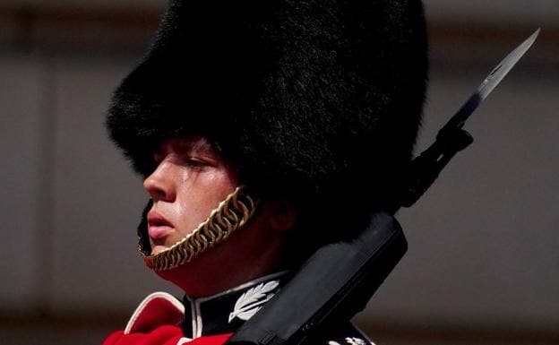 Un guardián de Buckingham Palace suda por las altas temperaturas, que este martes han batido el récord histórico en Reino Unido/ap