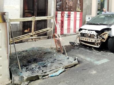 El incendio de un contenedor daña un coche y una fachada en la capital grancanaria