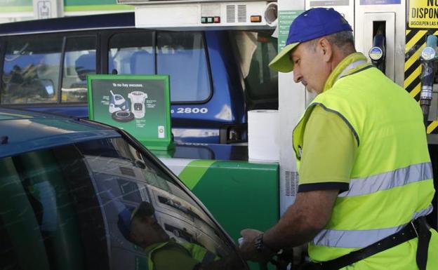El Gobierno rechaza reducir el impuesto del combustible en las islas verdes