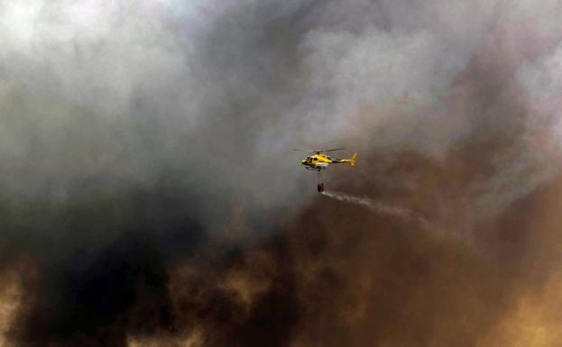 La lucha contra el fuego se centra en dos frentes en una zona «complicada»