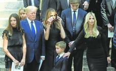 Trump llega tarde para portar el féretro dorado de su primera esposa
