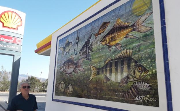 José Luis Artiles instala un mural cerámico en la gasolinera de la Playa de Arinaga
