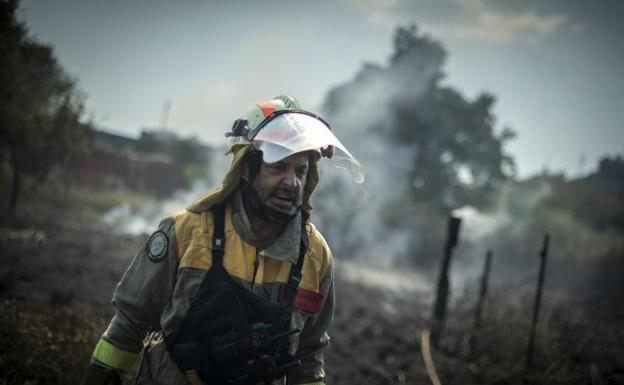 A forest firefighter, exhausted after fighting the fire in Orense. 
