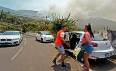 El incendio de Los Realejos obliga al desalojo de 40 viviendas