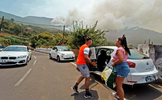 Vecinos afectados por los últimos desalojos provocados por el incendio de Tenerife. /EFE