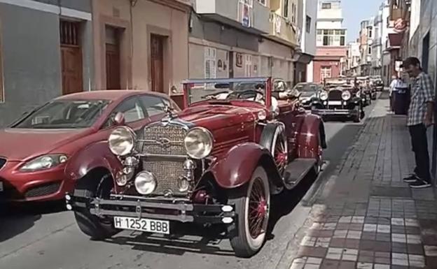 Desfile de coches antiguos por la Virgen del Carmen