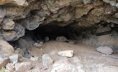 Excavan un tubo volcánico en una casa de Lanzarote en busca de rastro aborigen