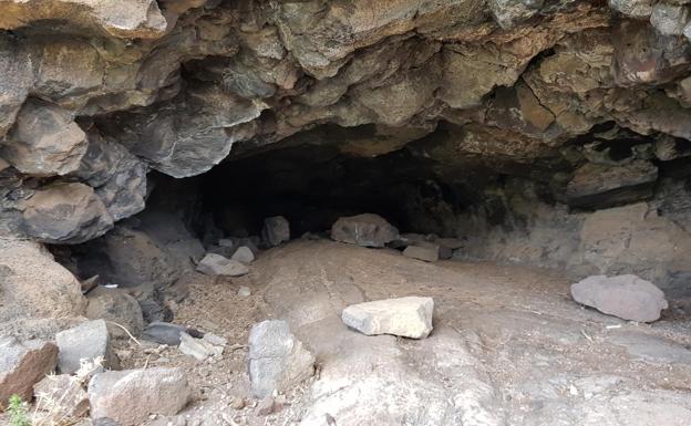 Excavan un tubo volcánico en una casa de Lanzarote en busca de rastro aborigen
