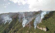 Puntos calientes en el incendio de Tenerife impiden el regreso a casa de 40 vecinos