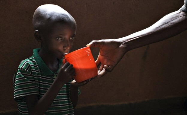 Un niño con desnutrición bebe leche en un centro de Congo. 