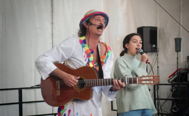 Salomé Moreno y su guitarra traen una nueva generación musical a 'La fuente acústica'