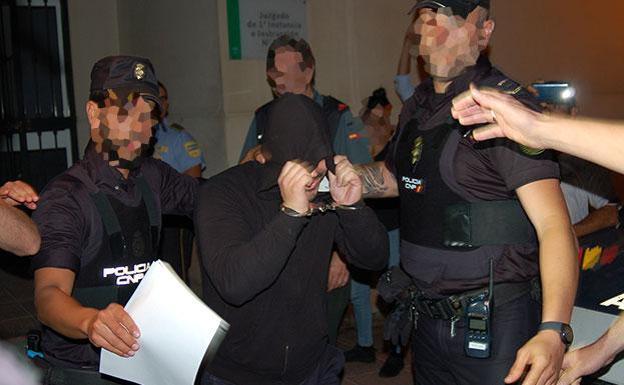 Transfer of one of the detainees to the Estepona courts. 