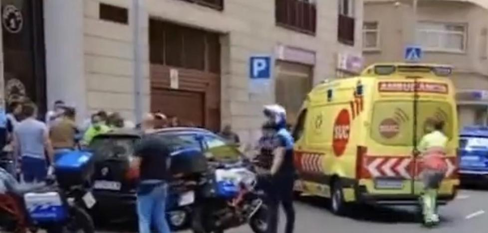 A woman is stabbed in the middle of the street in Santa Cruz de Tenerife