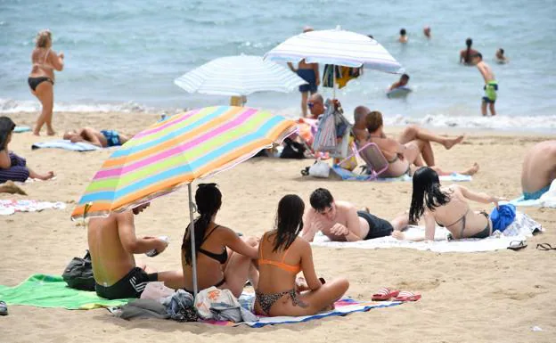 Las playas de la isla se llenan para huir del calor. /Juan Carlos Alonso