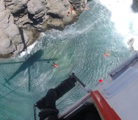 Rescatan a seis personas, una de ellas fallecida, en una playa de Tenerife