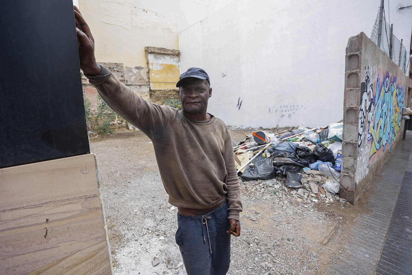 Vecinos de La Isleta: «Hace lo que no ha hecho el Ayuntamiento»