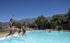 Las piscinas municipales, un oasis cumbrero frente al calor