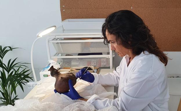 Patrimonio Histórico restaura una pieza arqueológica de cerámica hallada en el Barranco de Mogán