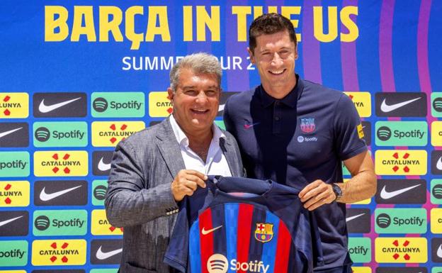 Joan Laporta with Robert Lewandowski, Barça's star signing.