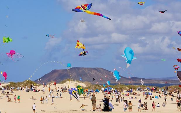 El Festival de Cometas de Corralejo cumple 35 años con cambio de playa