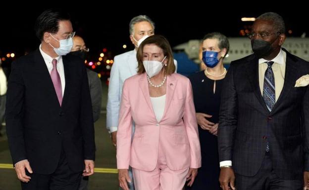 Pelosi (c), a su llegada al aeropuerto Songshan de Taipéi, donde ha sido recibida por el ministro taiwanés de Relaciones Exteriores, Joseph Wu (i)