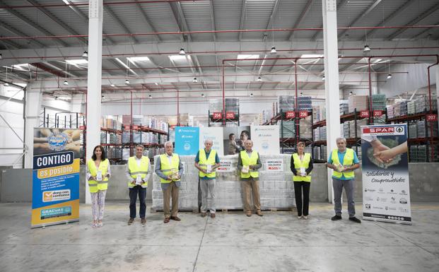 SPAR Gran Canaria entrega 2.500 kilos de leche y gofio canario al proyecto solidario 'Ningún hogar sin alimentos'