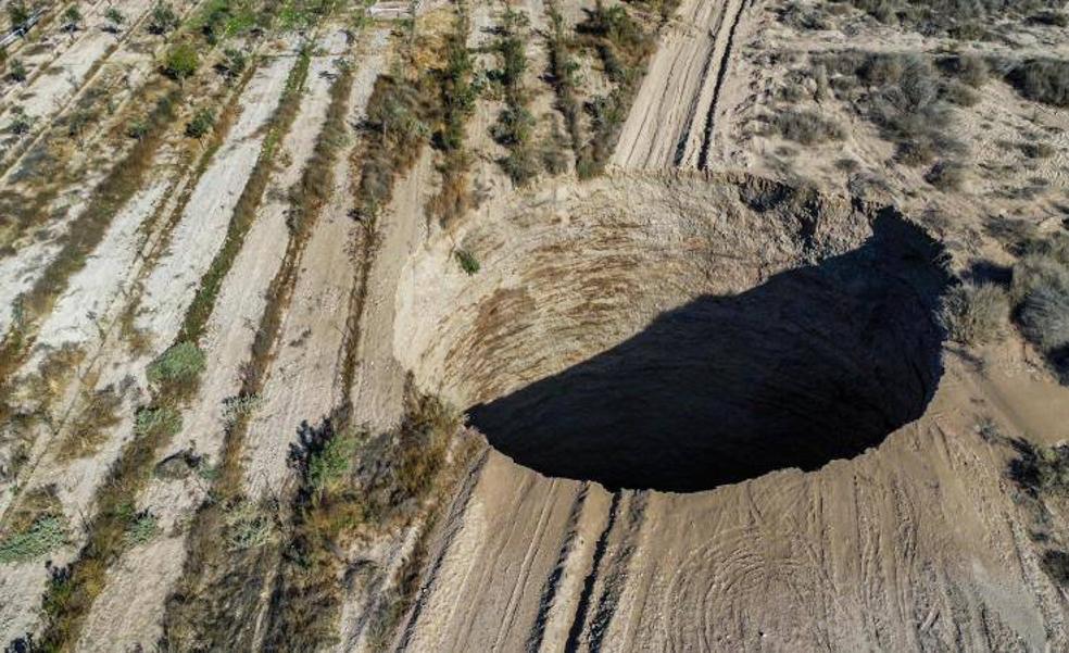 Chile estudia la aparición de un enorme socavón cerca de una mina de cobre