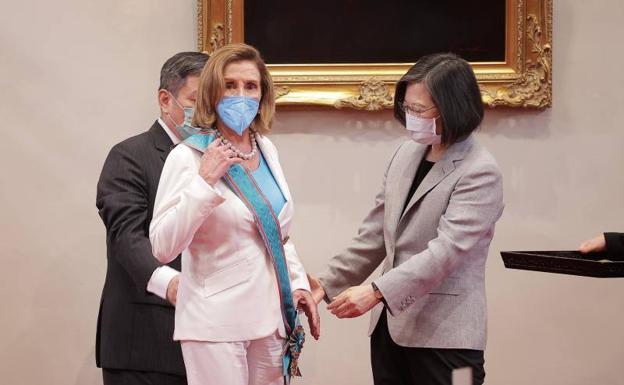 La presidenta de la Cámara de Representantes de EE UU, Nancy Pelosi, recibe la máxima condecoración civil de Taiwán de manos de su presidenta, Tsai Ing-wen. La visita de la líder demócrata ha elevado a máximos la tensión con China/ep