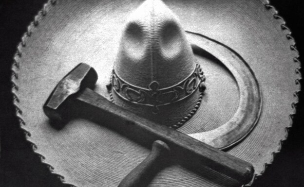 'Hat, hammer and sickle', 1927, Mexico.  Courtesy of the Bilderwelt-Reinhard Schultz Gallery. 