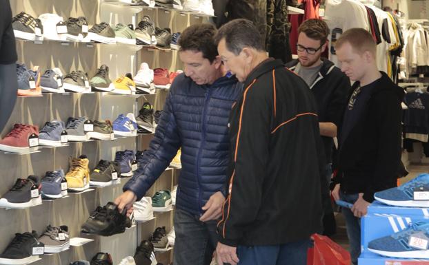 El Gobierno de Canarias avanza hacia un sistema de 'tax free' que deja fuera a los grandes operadores