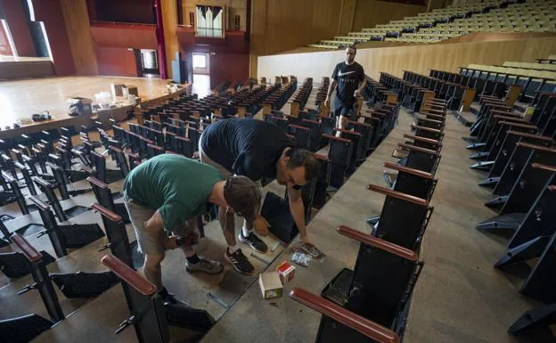 Dismantling work on the seats of the Symphony Hall of the Alfredo Kraus Auditorium, last Thursday. 