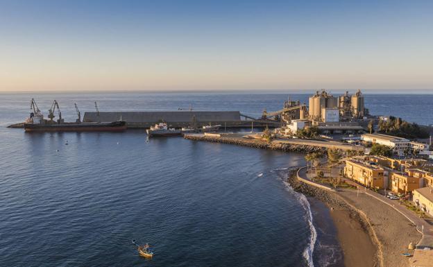 Vista del puerto industrial de El Pajar y de la aledaña fábrica de cemento de Ceisa. 